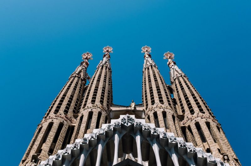 La Sagrada Familia, una magnífica basílica diseñada por Antoni Gaudí en Barcelona, España, conocida por su intrincada arquitectura y sus impresionantes fachadas.